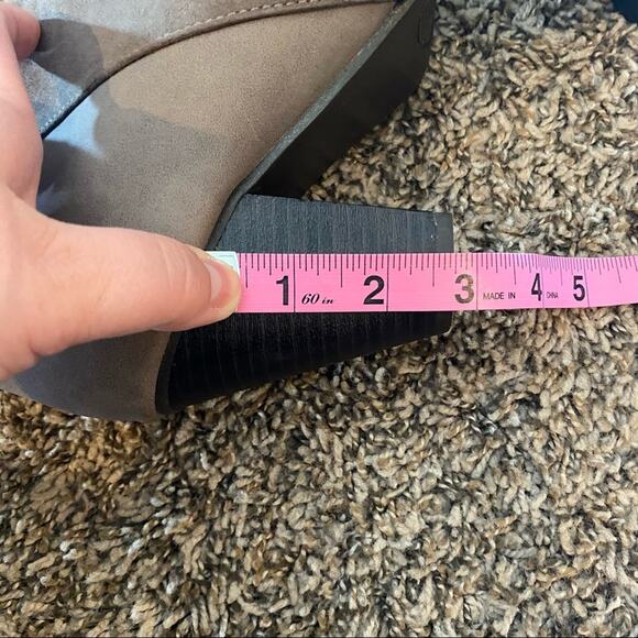 Lulu’s Two Tone Zipper Ankle Booties Approx Size 6 Please See Measurements - Picture 8 of 13